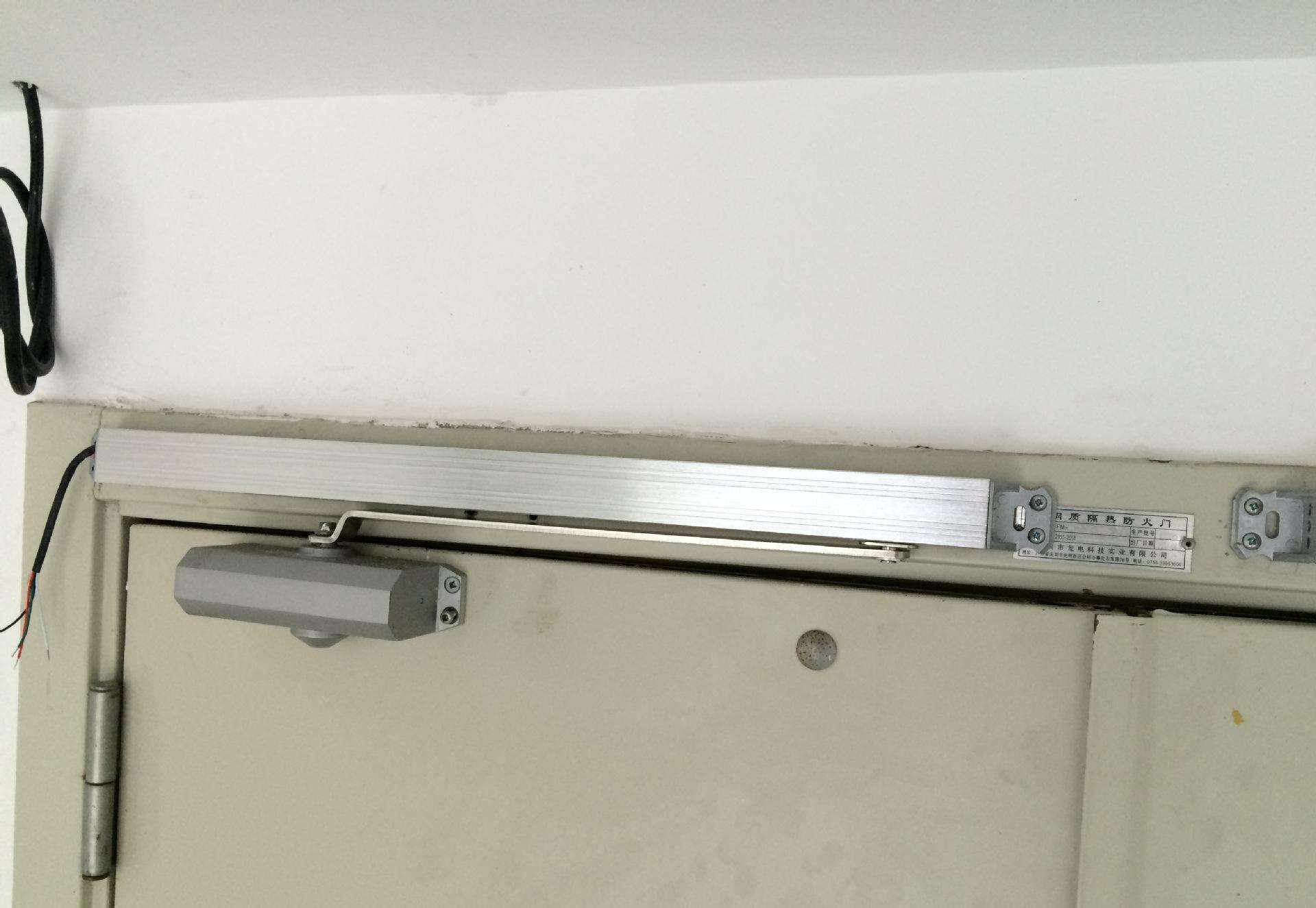 玻璃门与闭门器的完美结合，实用性与美观性的双重考量