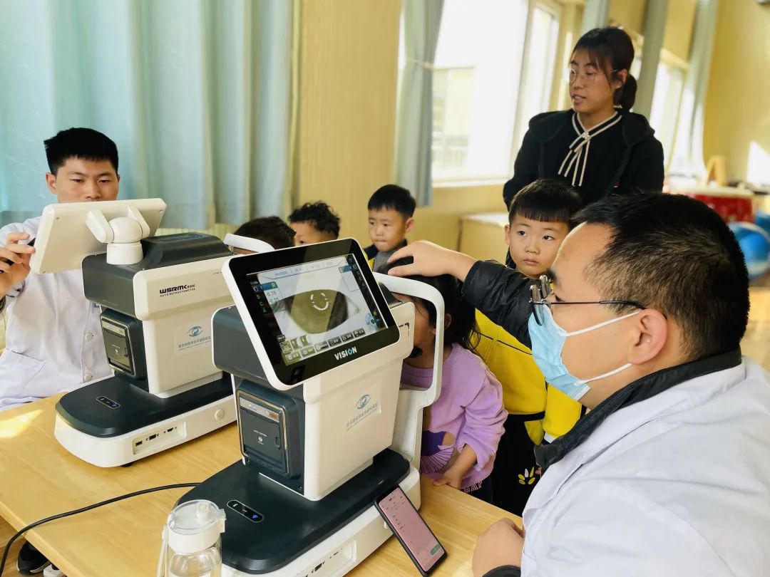专家帮助孩子检查眼睛，守护明亮的未来之窗