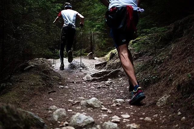 越野跑上坡，挑战与超越的旅程
