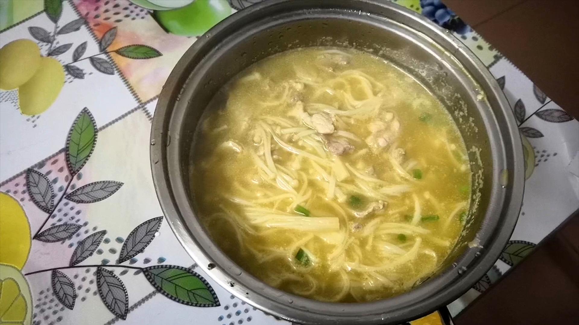 金针菇肉丝蛋花汤，一道美味佳肴的做法