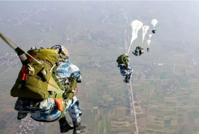 伞兵跳伞，一落千丈还是英勇壮举？