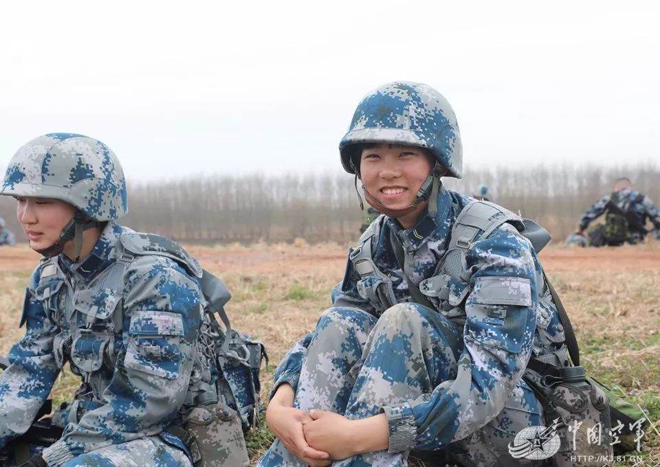 中国伞兵训练图，英勇无畏，锤炼精英
