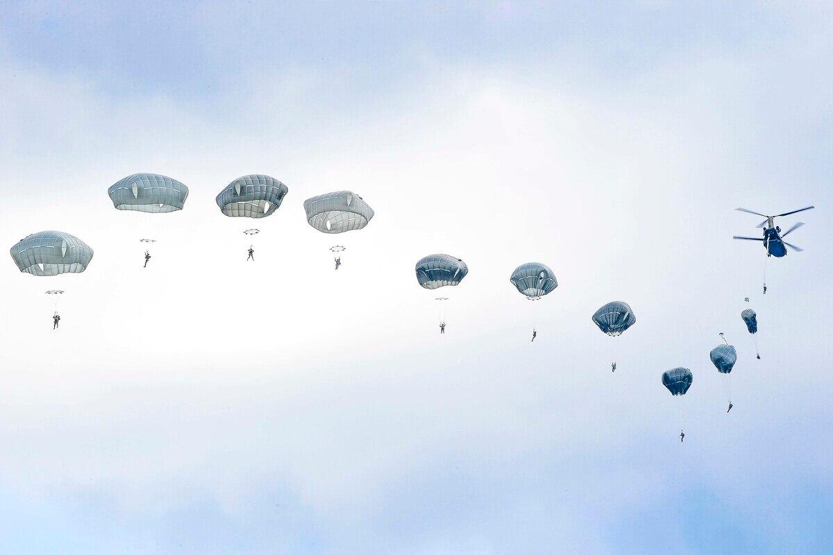 伞兵伞降直接消失的神秘面纱