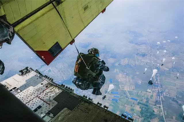 跳伞兵从多高跳起，高空跳伞的奥秘与探索