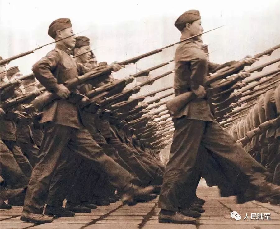 壮丽瞬间，回顾1955年阅兵式中的伞兵风采
