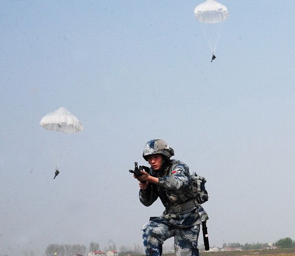 伞兵基本装备，构成空中突击力量的基石