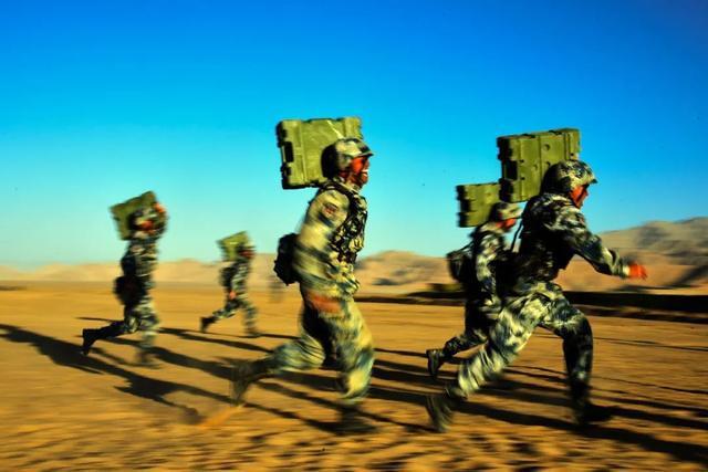 美国伞兵携带物品，装备与生存的关键要素