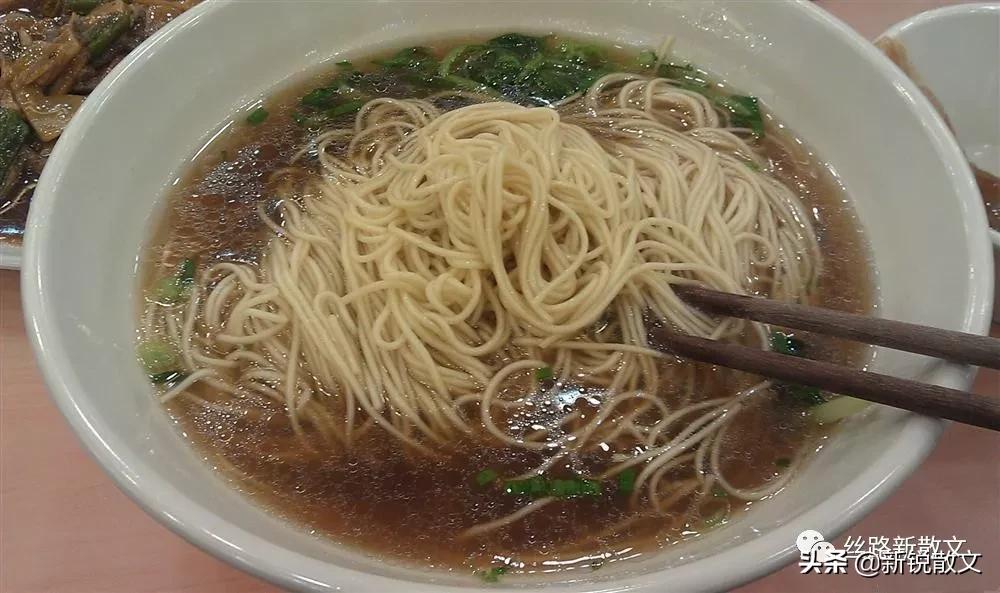 蛋花肉丝面的美味之旅，一道家常面食的故事