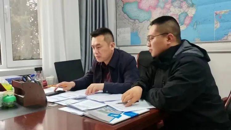 金属电线杆连接，电力传输的基石
