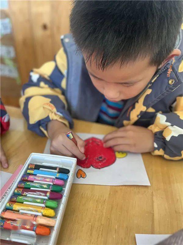 幼儿园中的爱心美术活动，培养孩子们的爱心与创造力