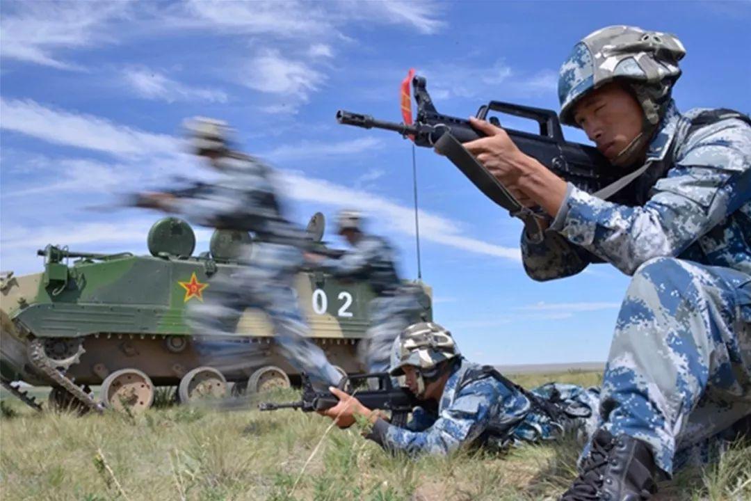 伞兵退伍后的跳伞之旅，挑战与成长